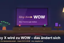 Illustration eines Wohnzimmers mit Fernseher: Der durchgestrichene Schriftzug „Sky X“ wird per Pfeil zu „WOW“, darunter „Abo, Preis & Login bleiben“; eine alte Streaming-Box ist mit einem roten X markiert, ein Streaming-Stick mit grünem Haken. Text: „Sky X wird zu WOW – das ändert sich“