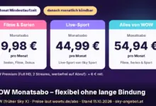 Drei Preiskarten für das WOW Monatsabo: Filme & Serien 9,98 €, Live-Sport 44,99 € und Alles von WOW 54,94 € pro Monat, darüber die Hinweise „1 Monat Mindestlaufzeit“ und „danach monatlich kündbar“, darunter „WOW Premium: + 6 € mtl.“. Text: „WOW Monatsabo – flexibel ohne lange Bindung“